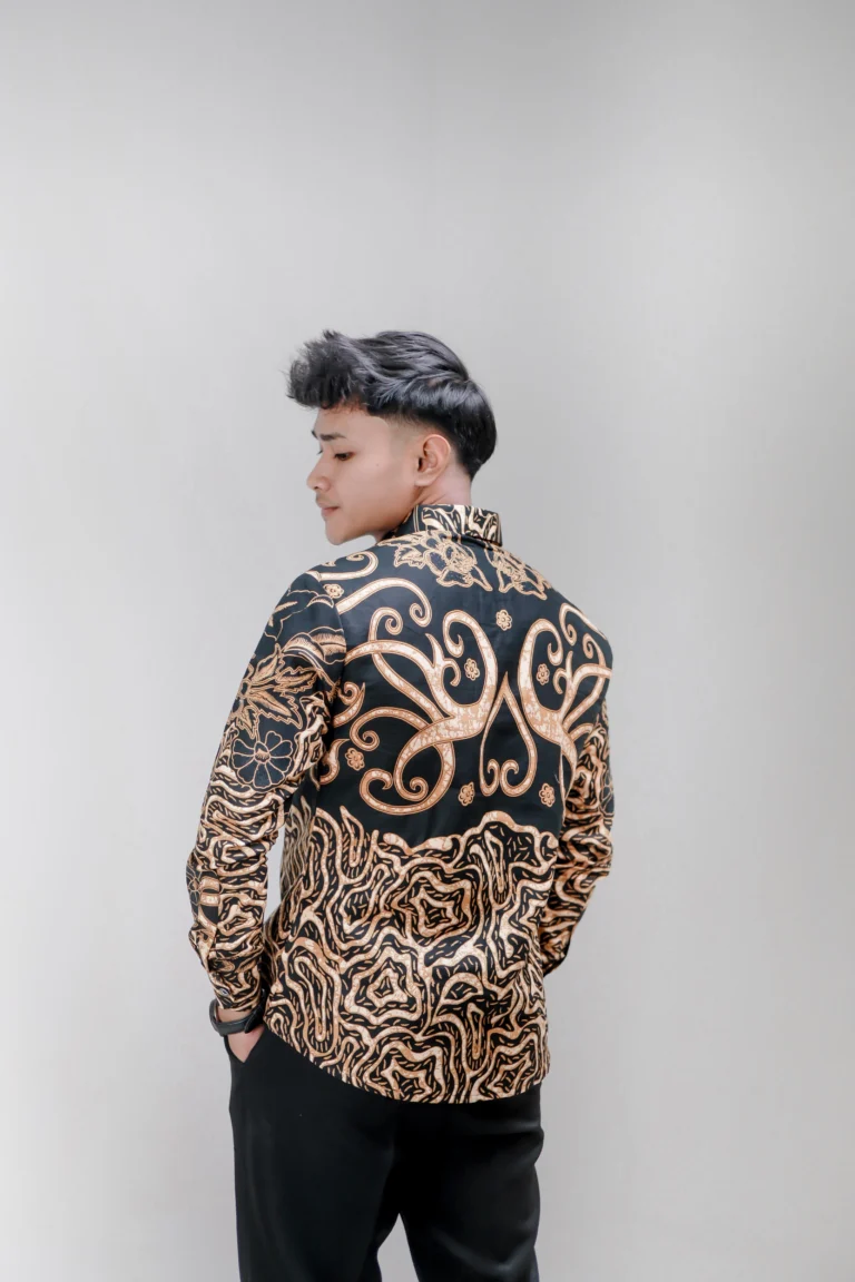 Detail kain bahan dan motif batik polymicro unggulan dari Batik Donojoyo yang anti kusut dan berwarna tajam